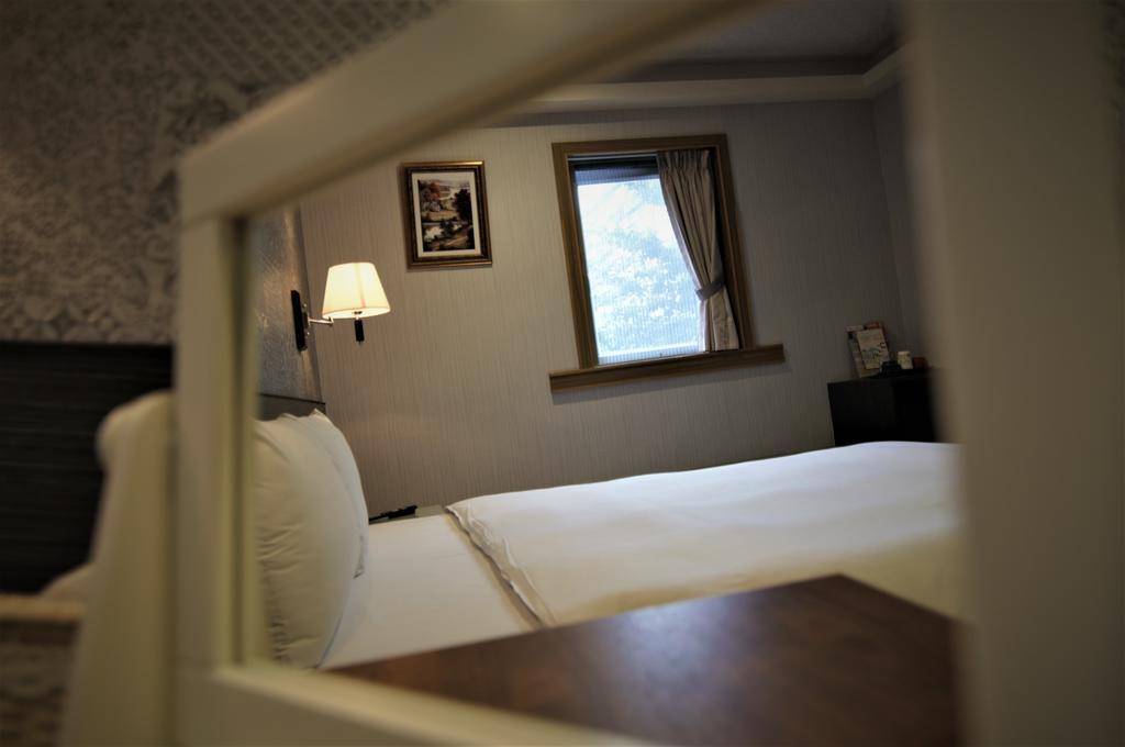 泊居旅店 Oursinn Hotel Тайпей Екстериор снимка