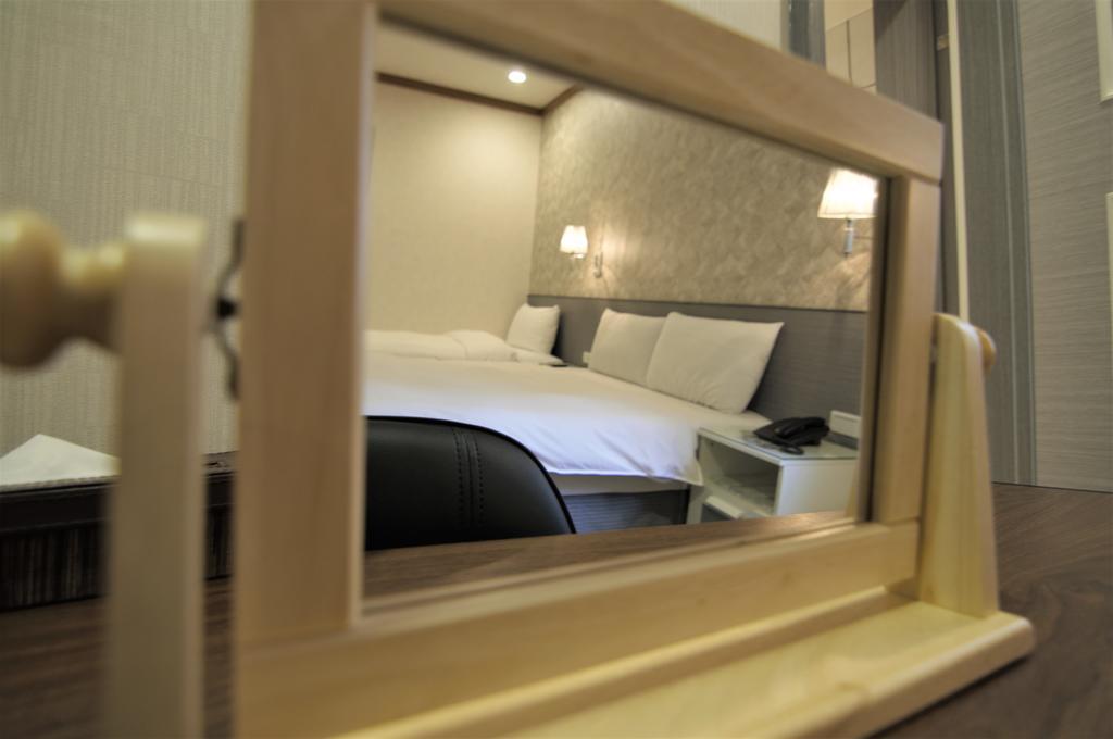 泊居旅店 Oursinn Hotel Тайпей Екстериор снимка