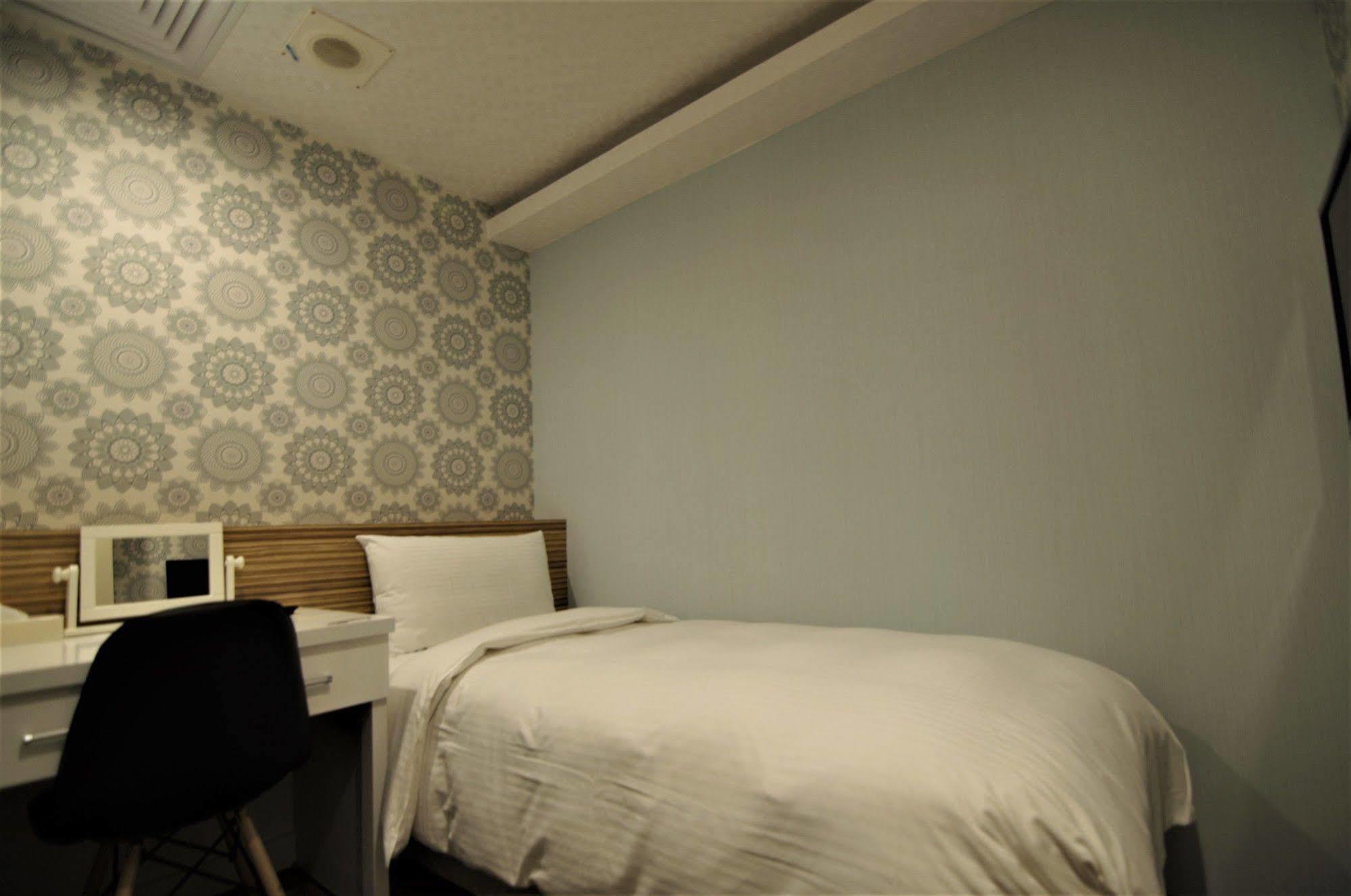 泊居旅店 Oursinn Hotel Тайпей Екстериор снимка