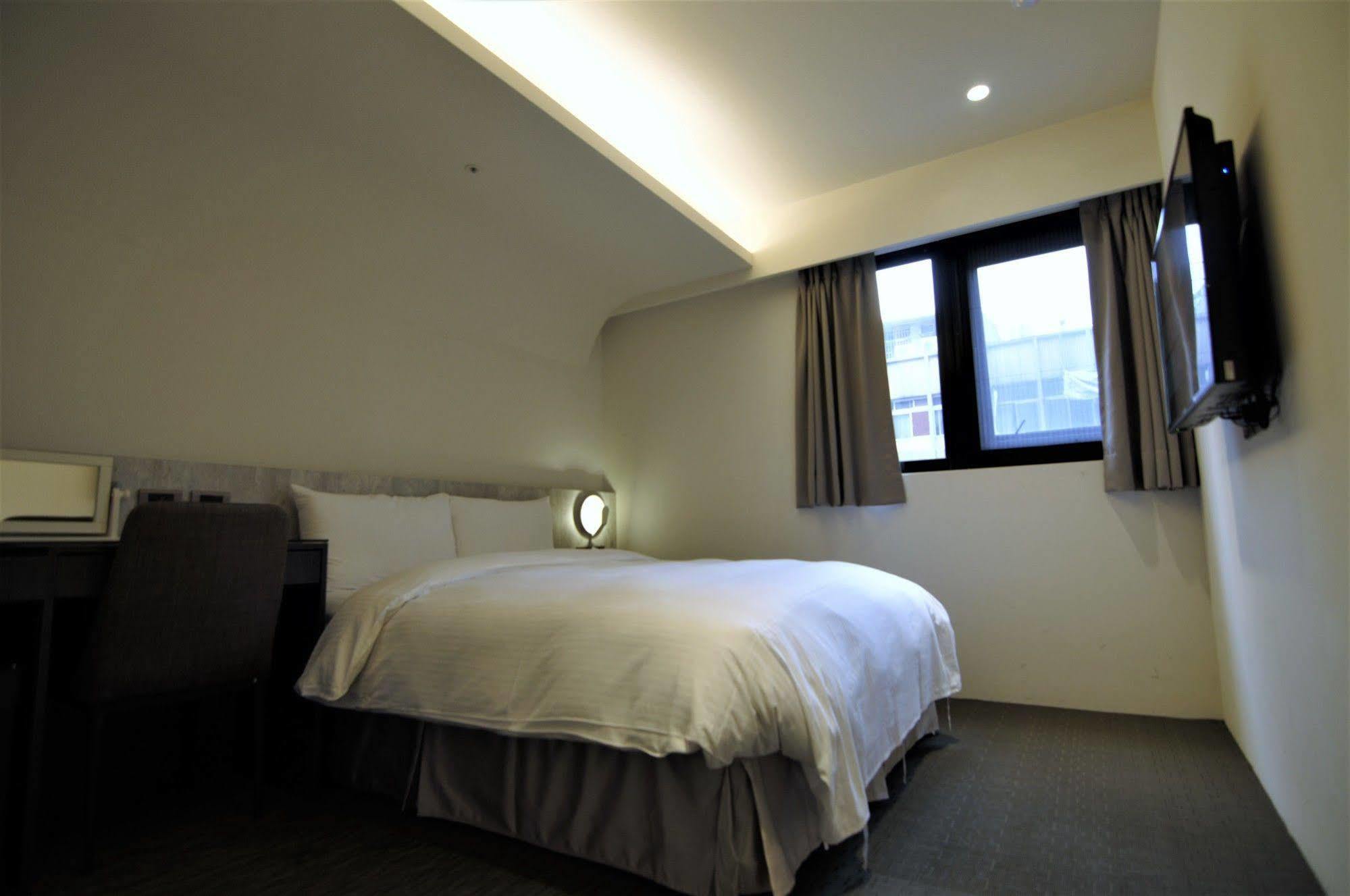 泊居旅店 Oursinn Hotel Тайпей Екстериор снимка